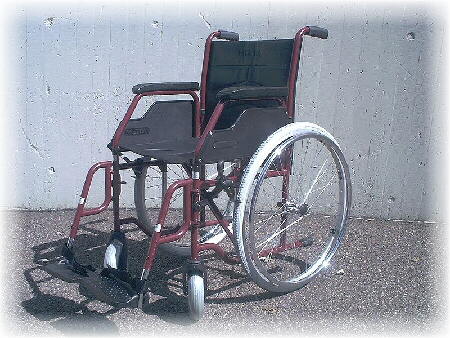 Ein Rollstuhl, den man bei einer Gehbehinderung benötigt